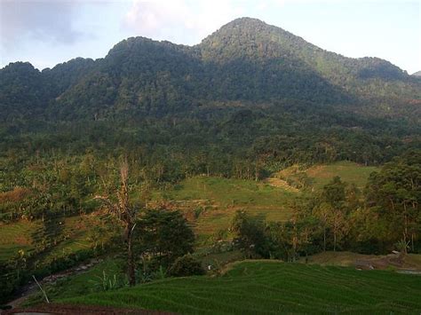 Gunung Gunung Tilu di Jawa Barat